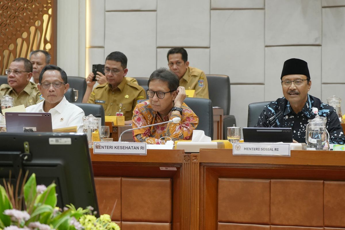  Menteri Sosial (Mensos) Saifullah Yusuf dalam rapat kerja bersama Komisi IX DPR RI yang dipimpin Felly Estelita Rontuwene di Gedung Nusantara I Kompleks Parlemen RI, Jakarta, Selasa (15/7/2025).  