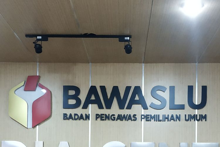 Direktur Pusat Kajian Politik FISIP Universitas Indonesia Hurriyah (tengah) bersama Koordinator Kode Inisiatif Ihsan Maulana (kanan) dalam jumpa pers di kantor Badan Pengawas Pemilu (Bawaslu) RI, Kamis (25/8/2022).