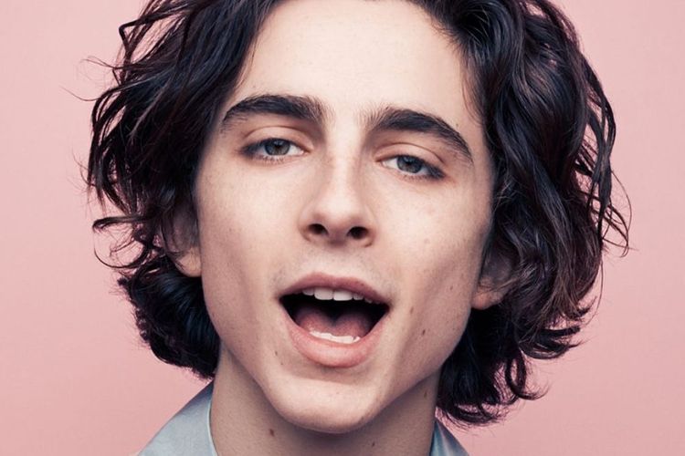 Ilustrasi gaya rambut messy mid-length locks.