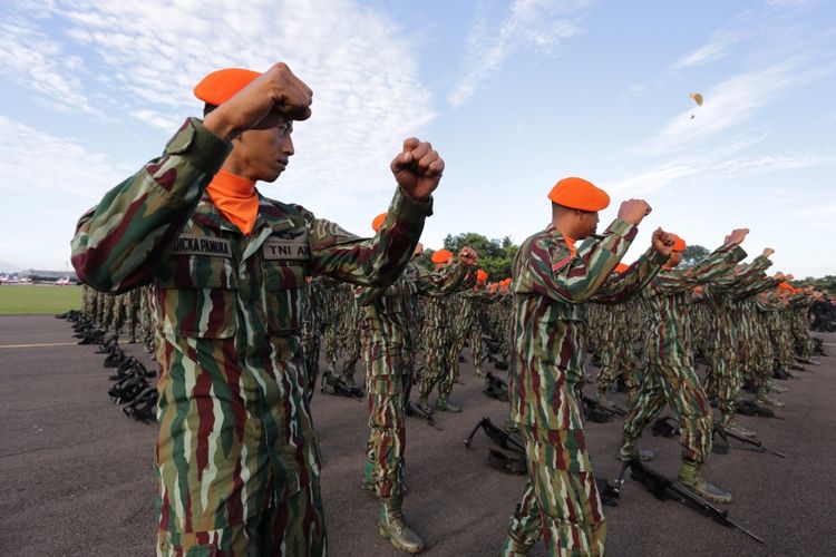 Suasana sejumlah pasukan TNI AU sebelum Upacara Peringatan ke-71 Hari TNI AU tahun 2017 di Lanud Halim Perdanakusuma, Jakarta, Minggu (9/4/2017). Sejumlah warga memadati lokasi upacara untuk menyaksikan atraksi pesawat.