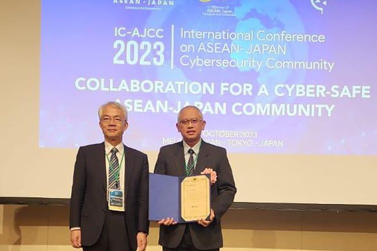 Dosen UI meraih pengharagaan atas kontribusi aktif di bidang keamanan siber di IC-AJCC 2023.