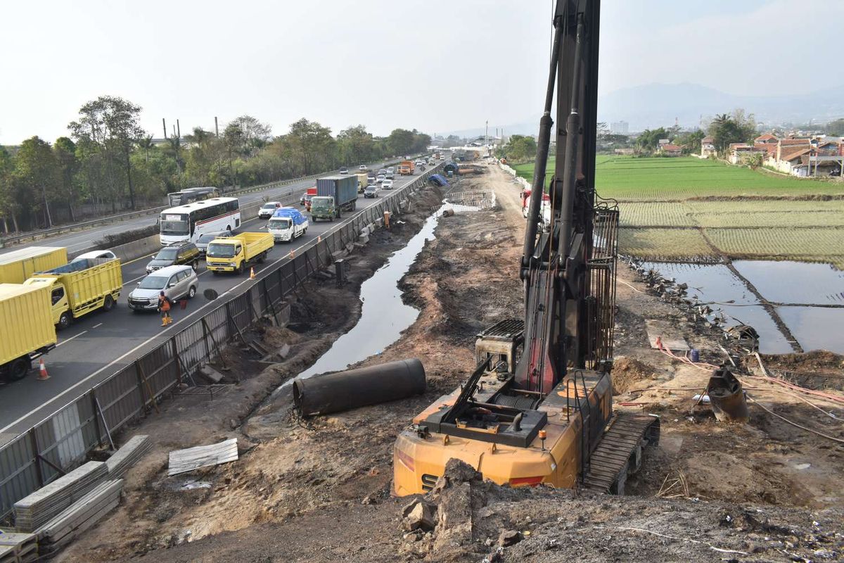 Pasca Kebakaran pipa BBM Pertamina di jalur Kereta Cepat Jakarta Bandung (KCJB) di KM 130 Kampung Mancong, Kelurahan Melong, Cimahi Selatan, tampak bangkai kendaraan berat masih berdiri setelah terbakar hebat, Rabu (23/10/2019)