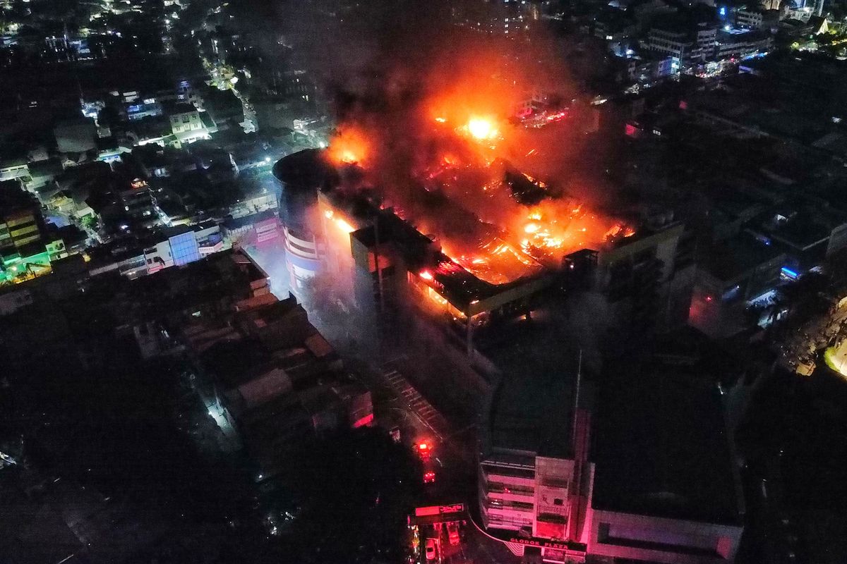 Buku Tamu di Lantai 8 Glodok Plaza Hangus Terbakar