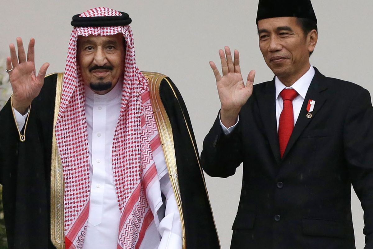 Raja Arab Saudi Salman bin Abdulaziz al-Saud bersama Presiden Indonesia Joko Widodo (kanan) melambaikan tangan ke awak media di sela-sela pertemuan mereka di Istana Kepresidenan Bogor, Jawa Barat, Rabu (1/3/2017).