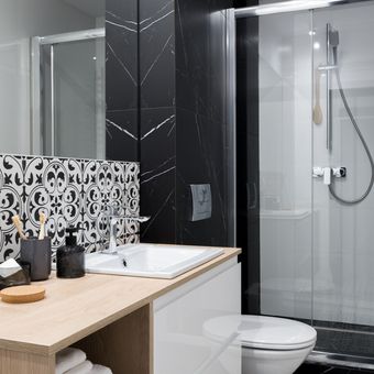 Ilustrasi kamar mandi dengan dinding kontras. 
