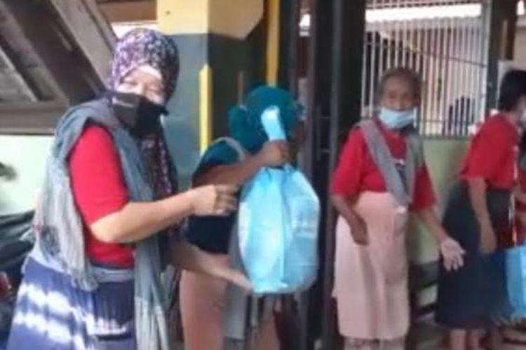 Penyerahan bantuan dari Dana Kemanusiaan Kompas untuk buruh gendong di Yogyakarta, Sabtu (25/9/2021).