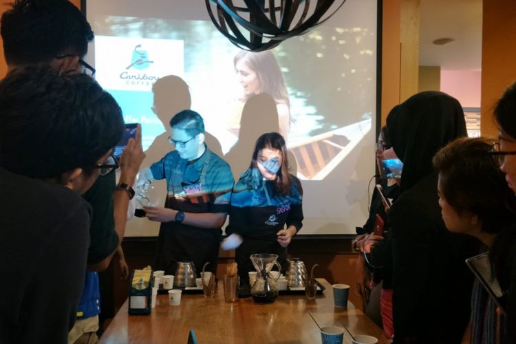 Peserta kelas Food Pairing & Food Photography kerja sama Kompas.com dan Caribou Coffee di gerai Caribou Coffee Senopati, Sabtu (19/1/2019).