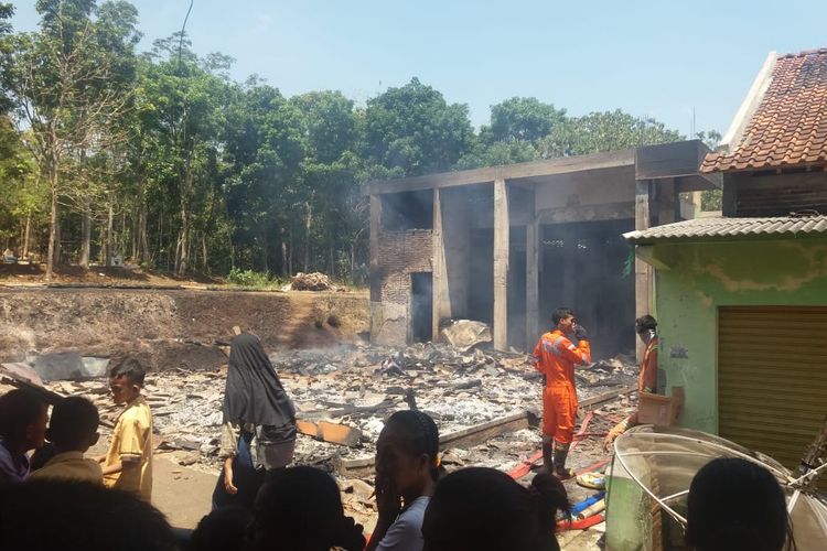 Pabrik kerupuk di Kupang Lor terbakar akibat gas bocor.