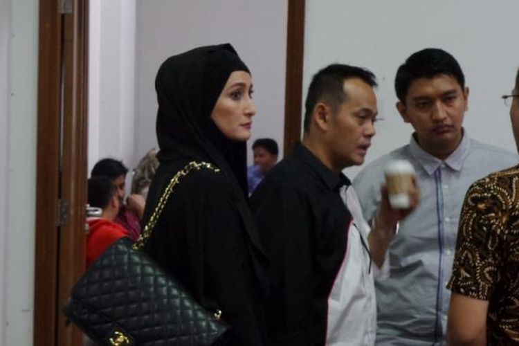 Fahmi Darmawansyah dan Inneke Koesherawati di Pengadilan Tipikor Jakarta, Senin (13/3/2017).