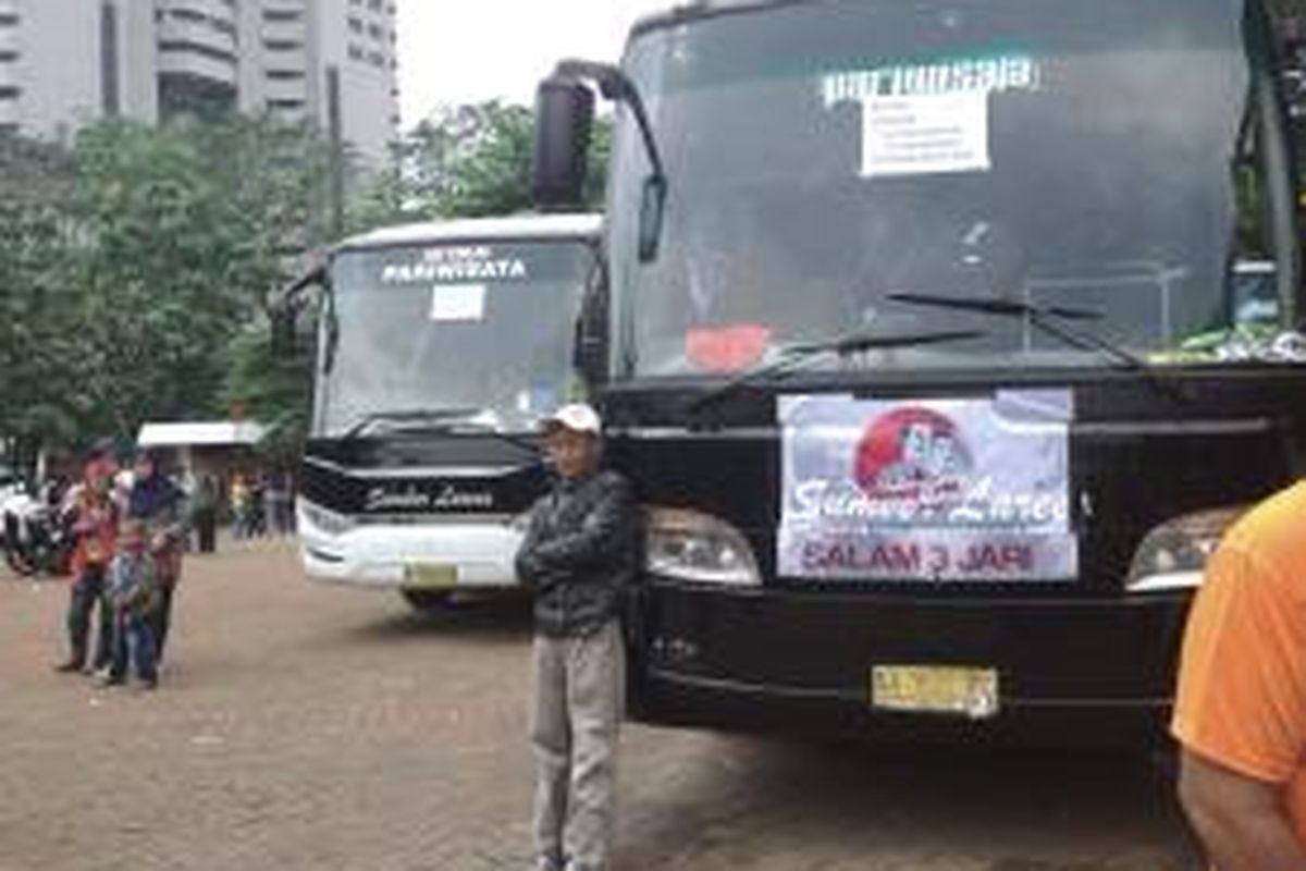 Bus yang akan digunakan rombongan dalam mudik gratis yang diselenggarakan oleh kubu Jokowi-JK. Rombongan akan berangkat siang ini di Parkir Timur Senayan, Jakarta, Jumat (25/7/2014)