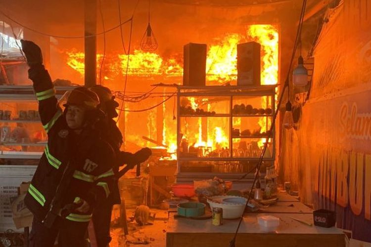 Petugas Damkar Kota Padang berupaya memadamkan api yang membakar sejumlah sekretariat cabang olahraga di kawasan GOR Haji Agus Salim Kota Padang, Kamis (30/3/2023). 