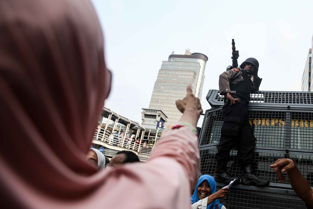 Massa dari Gabungan Elemen Rakyat untuk Keadilan dan Kebenaran (GERAK) saat unjuk rasa di depan Kantor Badan Pengawas Pemilu ( Bawaslu), Jalan MH Thamrin, Jakarta Pusat, Kamis (9/5/2019). Unjuk rasa yang diprakarsai oleh Kivlan Zein dan Eggi Sudjana mendesak KPU dan Bawaslu untuk membongkar kecurangan yang terjadi selama penghitungan suara.