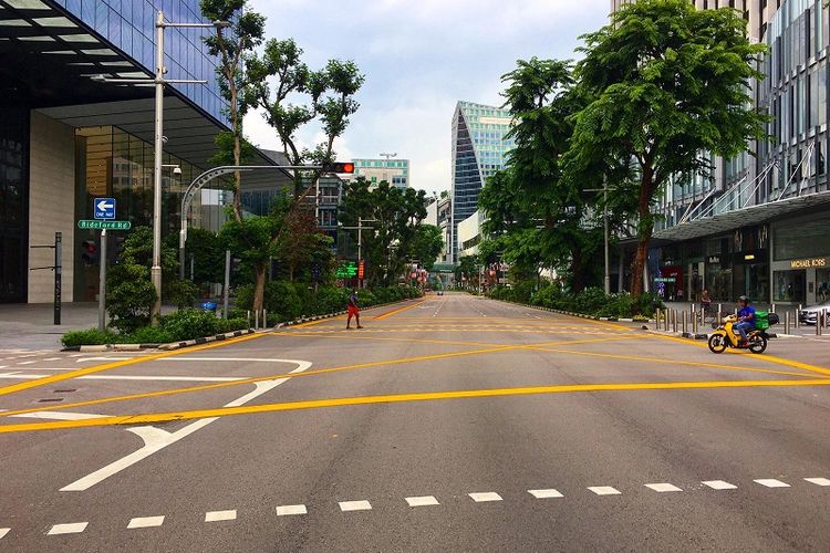 Tidak seperti biasanya yang selalu dipadati kendaraan bermotor, jalan utama Orchard Road terlihat hampir kosong melompong, Sabtu siang (11/04/2020). Kebijakan circuit breaker atau separuh lockdown yang diumumkan pemerintah Singapura efektif mulai Selasa (07/04/2020) membuat tempat-tempat ramai Singapura jauh lebih sepi dari hari-hari biasa