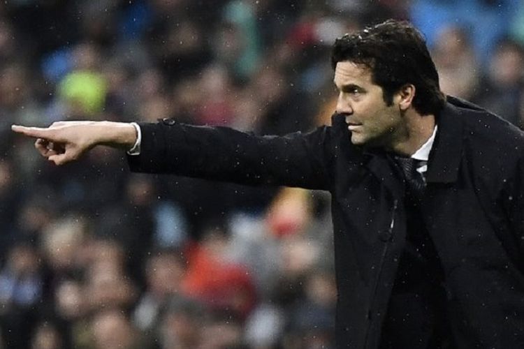 Gaya Santiago Solari saat memberi instruksi pada pertandingan Real Madrid vs Sevilla dalam lanjutan La Liga Spanyol di Stadion Santiago Bernabeu, 19 Januari 2019. 