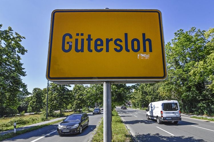 Sebuah tanda masuk kota di Guetersloh, Jerman, pada Selasa, 23 Juni 2020. Setelah wabah corona di tempat industri daging Toennies di Rheda-Wiedenbrueck, otoritas negara federal secara besar-besaran membatasi kehidupan publik di distrik Guetersloh dengan sebuah penutupan (lockdown).