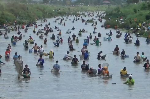 Ratusan Warga Tulungagung Tumpah Ruah Mencari Ikan Saat PPKM