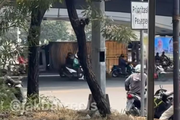Sopir Hilang Kendali, Truk Trailer Terguling di Simpang Tomang Jakbar