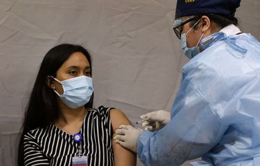 Vaksinasi Covid-19 untuk tenaga kesehatan RS Siloam Kebon Jeruk, Jakarta, Kamis (14/1/20210). Vaksinasi tahap awal akan menargetkan 1,48 juta tenaga kesehatan yang dijadwalkan berlangsung dari Januari hingga Februari 2021.