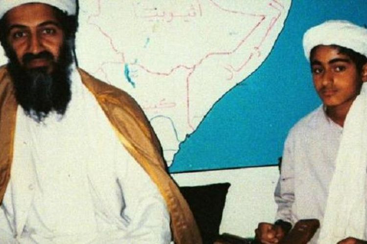 Osama bin Laden semasa hidupnya dan putranya, Hamza bin Laden. Keduanya duduk di depan peta Teluk Arab.