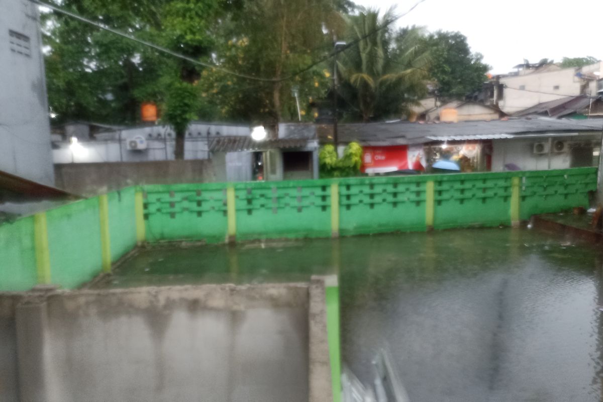 Puluhan kepala keluarga (KK) di Jati Padang, Jakarta Selatan, terancam digusur.