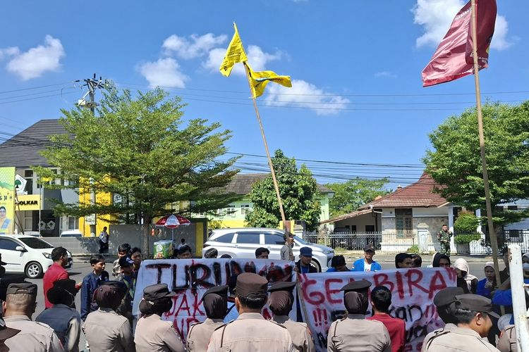 Mahasiswa menggelar unjuk rasa protes kenaikan pajak kendaraan di depan DPRD Provinsi Bengkulu, Senin (16/6/2025).