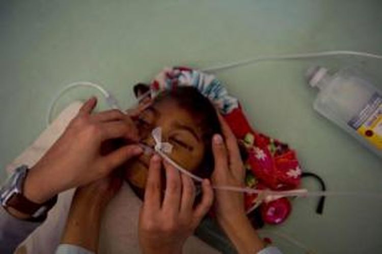 Dokter Indonesia berusaha mengobati Shahira Bibi, bocah tiga tahun yang menderita gizi buruk, saat pingsan di rumah sakit di Langsa, Aceh, Selasa (19/5/2015). Shahira merupakan satu dari anak-anak etnis Rohingya yang mengungsi dari kampung halaman mereka Rakhine, Myanmar, karena konflik.