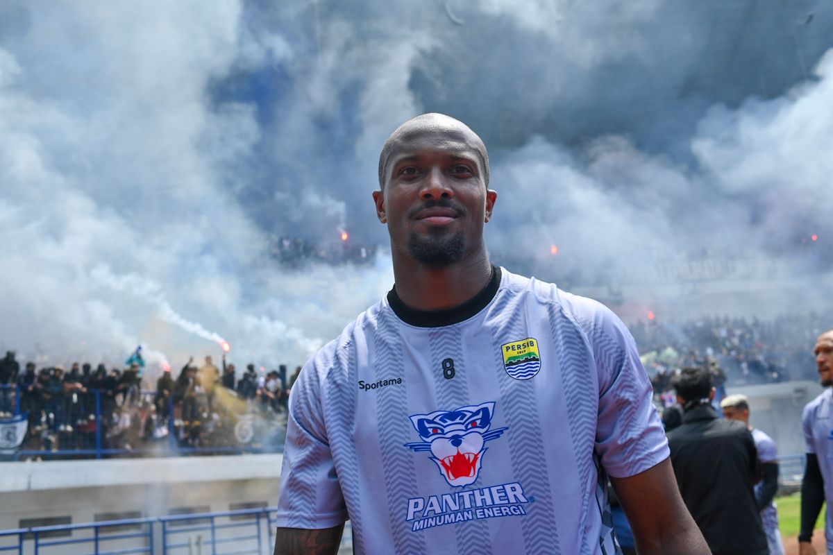 Bomber milik Persib Bandung terpukau dengan dukungan Bobotoh di sesi latihan jelang duel kontra Persija Jakarta pekan ke-23 Liga 1 2024-2025. Latihan digelar di Stadion Gelora Bandung Lautan Api (GBLA), Kamis (13/2/2925).