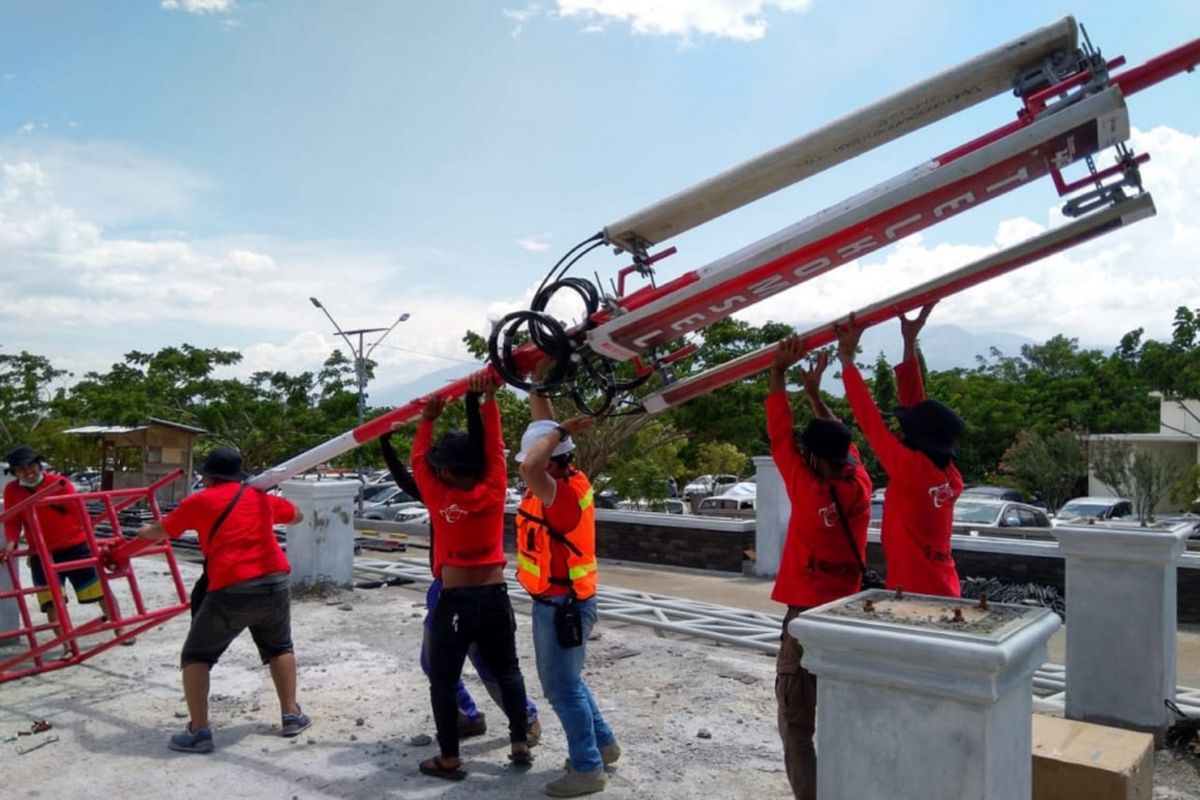 Petugas bergotong-royong memperbaiki sarana BTS di lokasi gempa bumi di Palu dan Donggala.