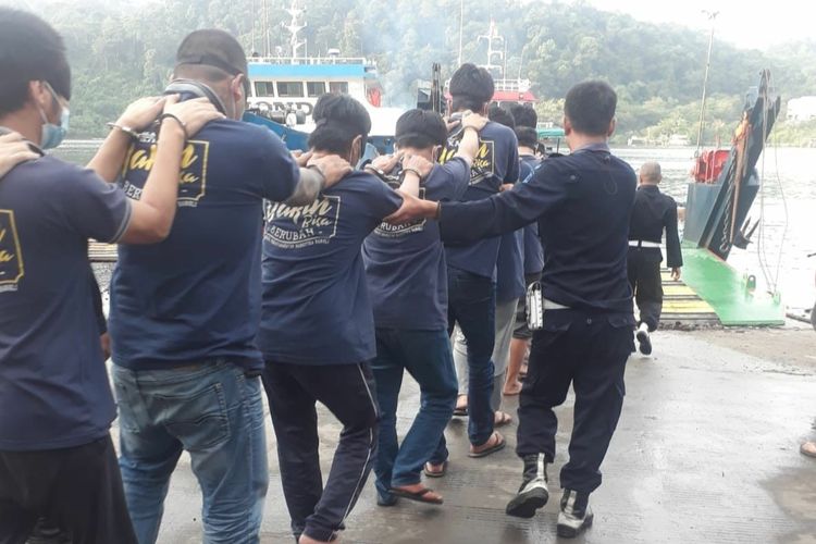 12 napi bandar narkoba Lapas Bangli diseberangkan menuju Pulau Nusakambangan, Cilacap, Jawa Tengah, Rabu (29/12/2021).