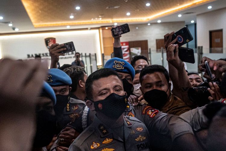 Kadiv Propam nonaktif Irjen Pol Ferdy Sambo (tengah) berjalan keluar usai menjalani pemeriksaan di Bareskrim Mabes Polri, Jakarta, Kamis (4/8/2022). Irjen Pol Ferdy Sambo kurang lebih menjalani pemeriksaan sebagai saksi selama tujuh oleh Bareskrim Polri terkait kasus dugaan tindak pidana polisi tembak polisi di rumah dinasnya yang menewaskan Brigadir J. ANTARA FOTO/Aprillio Akbar/foc.