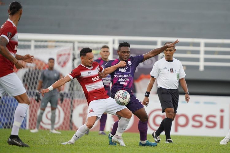 Pemain RANS Nusantara FC David Laly duel dengan pemain asing Madura United saat pertandingan babak penyisihan Grup B Piala Presiden 2022 yang berakhir dengan skor 0-0 di Stadion Segiri Samarinda, Sabtu (18/6/2022) sore.
