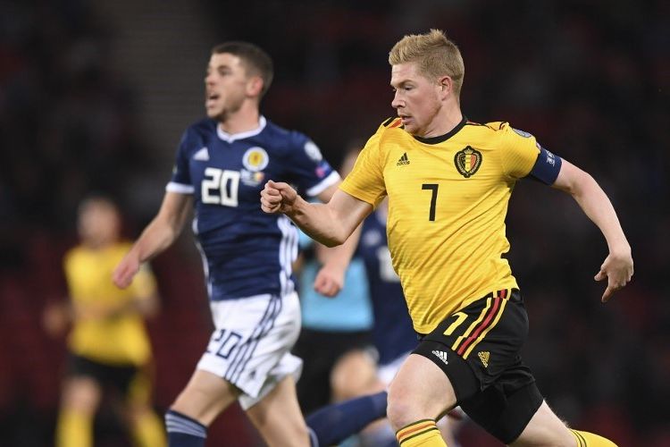 Kevin De Bruyne mencoba melewati penjagaan lawan pada pertandingan Skotlandia vs Belgia dalam kualifikasi Euro 2020 di Hampden Park, 9 September 2019. 