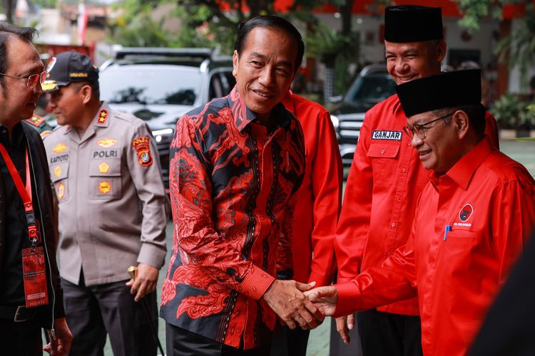 Presiden RI Joko Widodo berjabat tangan dengan politisi senior PDI-P Pramono Anung saat menghadiri Rapat Kerja Nasional (Rakernas) PDI-P di sekolah partai DPP PDI-P, Lenteng Agung, Jakarta Selatan, Selasa (6/8/2023).