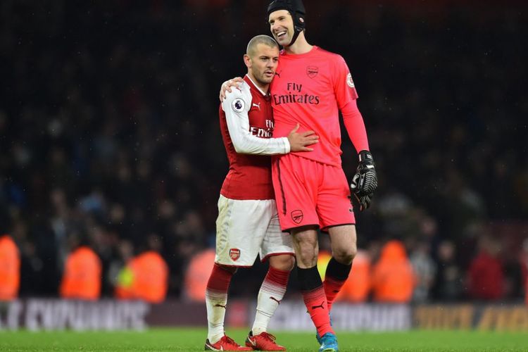 Jack Wilshere dan Petr Cech merayakan kemenangan Arsenal atas Newcastle United pada pertandingan Liga Inggris di Stadion Emirates, 16 Desember 2017.