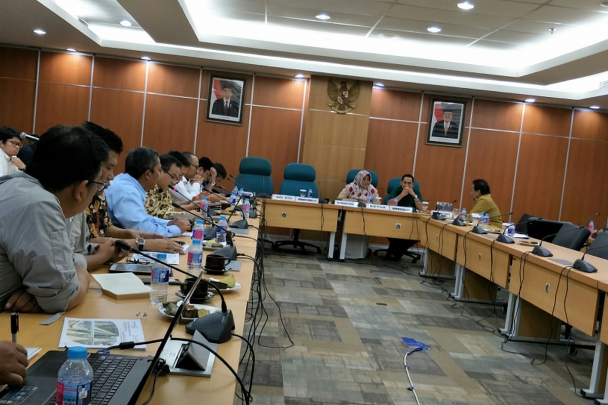 Komisi B DPRD DKI Jakarta rapat bersama PT Jakarta Propertindo soal robohnya box girder LRT di Kayu Putih, Jakarta Timur. Rapat digelar di Gedung DPRD DKI Jakarta, Jalan Kebon Sirih, Selasa (23/1/2018).