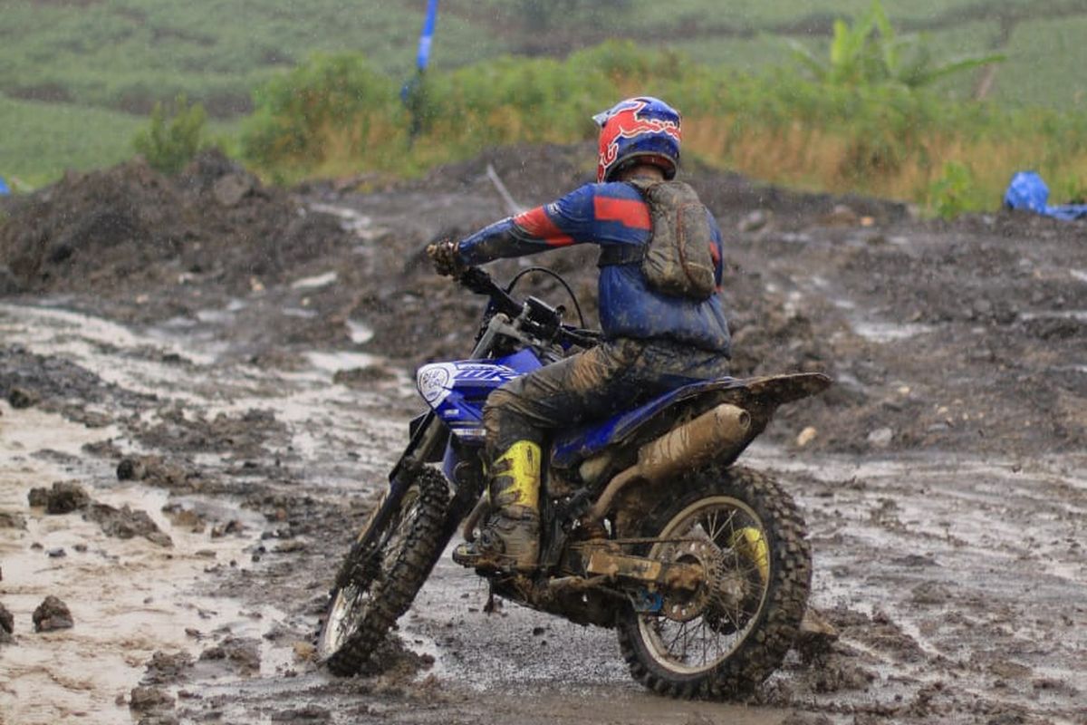 Yamaha Indonesia menggelar kompetisi enduro atau balap ketahanan off road Yamaha yaitu Shell bLU cRU Yamaha Enduro Challenge, pada 1-2 Oktober 2022 di Hambalang Jungle Land, Sentul, Bogor.
