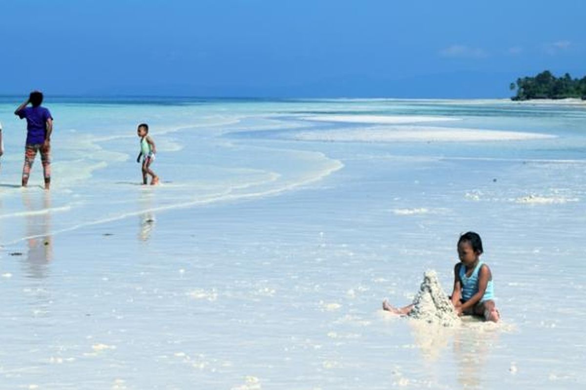 Seorang anak kecil terlihat sedang asik bermain pasir di Pantai Mutiara, Desa Gumanano, Kecamatan Mawasangka, Kabupaten Buton Tengah, Sulawesi Tenggara.