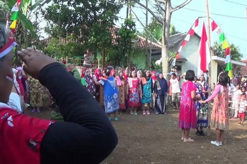 Ibu-ibu di Bogor Upacara HUT RI Berdaster dan Bawa Panci