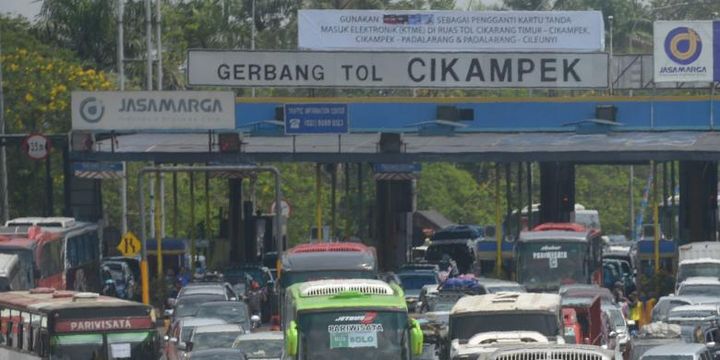 Kendaraan terjebak kemacetan setelah melewati  gerbang Tol Cikampek , Kabupaten Purwakarta, menuju Simpang Jomin, Kabupaten Karawang, Jawa Barat, Kamis (24/7/2014). Dari pukul 00.00 hingga pukul 15.00, sebanyak 23.623 kendaraan telah melewati gerbang tol tersebut dengan puncak jumlah kendaraan yang melintas per jam sebanyak 2.619 kendaraan. Puncak arus mudik di gerbang tol tersebut diperkirakan berlangsung pada hari ini (Jumat, 25/7/2014).