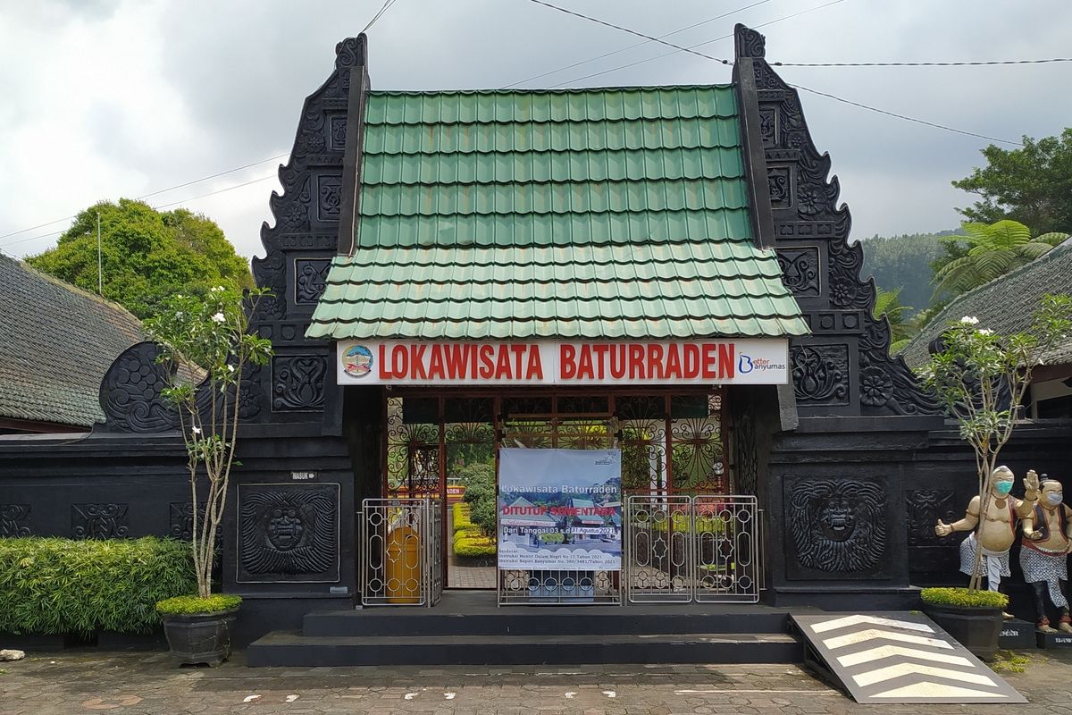 Pintu gerbang Lokawisata Baturraden, Kabupaten Banyumas, Jawa Tengah.