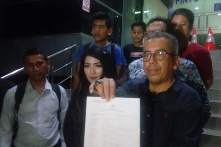 Penyanyi dangdut Maya Angkasa dilaporkan oleh Sri Mawardina Sulistiowati atas dugaan penipuan dana arisan hingga senilai Rp 9 miliar. 
