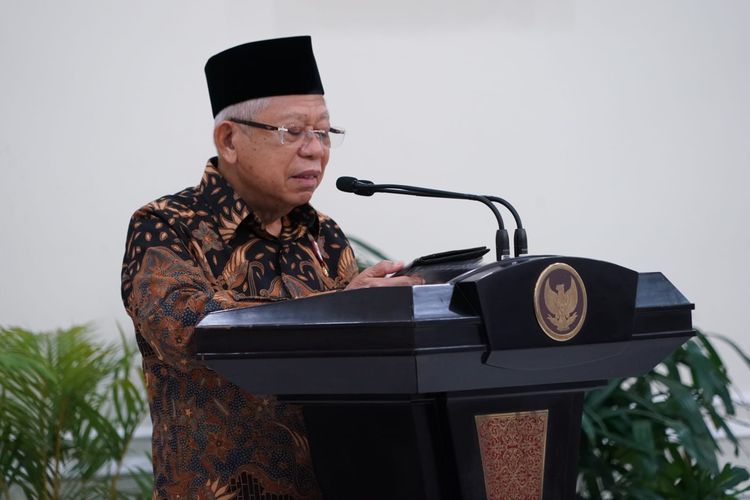 Wakil Presiden Ma'ruf Amin menyampaikan sambutan dalam acara pengukungan pengurus Gabungan Pengusaha Kelapa Sawit Indonesia (Gapki) periode 2023-2028 di Istana Wakil Presiden, Jakarta, Rabu (12/4/2023).
