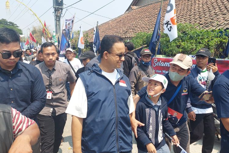 Bacapres dari Koalisi Perubahan untuk Persatuan Anies Baswedan saat safari politik ke Cililin, Kabupaten Bandung Barat (KBB), Jawa Barat, Minggu (8/10/2023).
