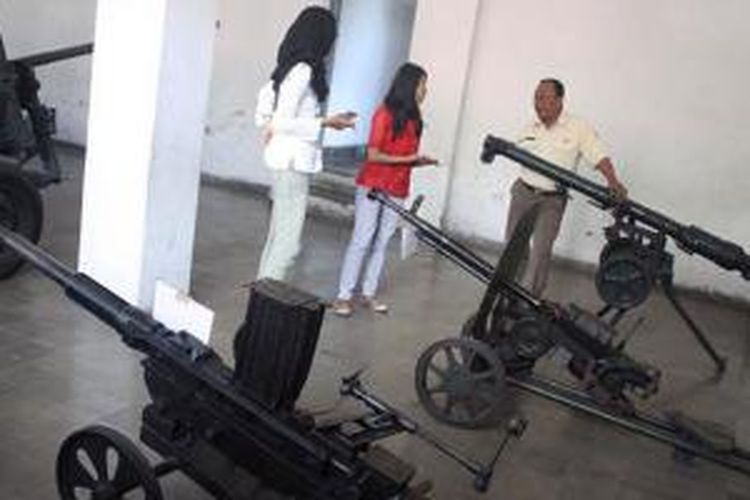 Pengunjung saat melihat senjata di Museum Perjuangan Mandala Bhakti Semarang, Jawa Tengah. 