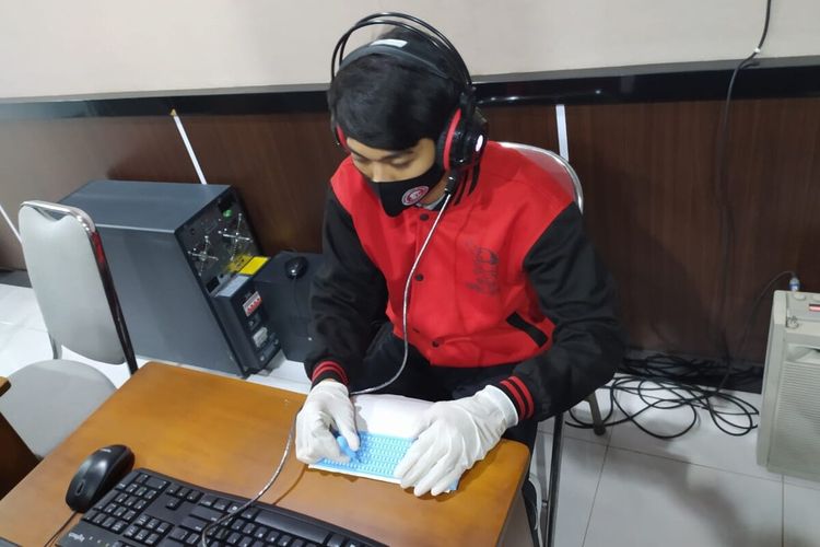 Yovan Rate Aziz, peserta berkebutuhan khusus tunanetra saat mengikuti Ujian Tulis Berbasis Komputer (UTBK) di Universitas Sebelas Maret (UNS) Solo, Jawa Tengah, Selasa (7/7/2020).