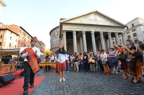 Alunan Musik Indonesia Menggema di Pelataran Pantheon Roma