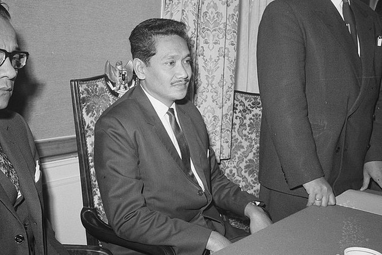 Konferensi pers di KBRI Den Haag disampaikan oleh Perdana Menteri TNI AU, Omar Dhani, 1 November 1965.