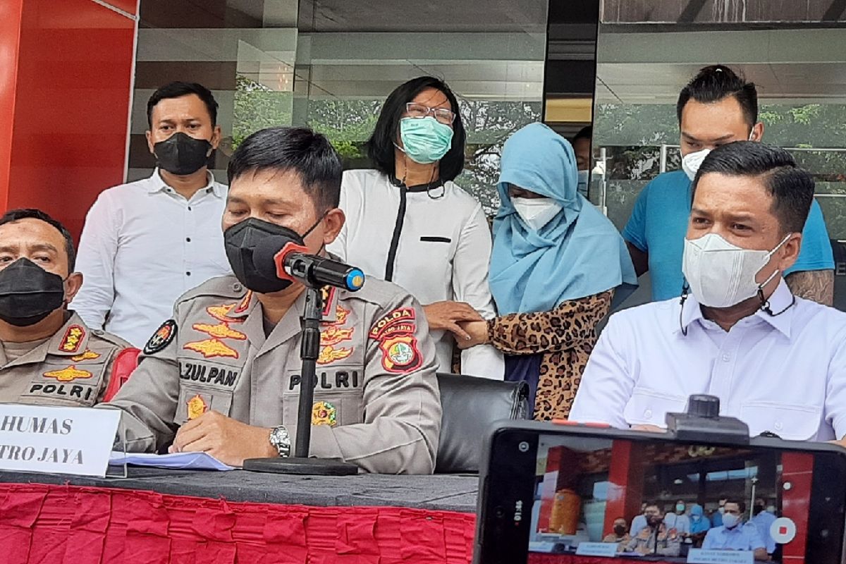 Penyanyi dangdut Velline Chu (berkerudung biru) dan Budi Herianto suaminya (baju biru) ditangkap polisi karena dugaan penyalahgunaan narkoba berjenis sabu. 