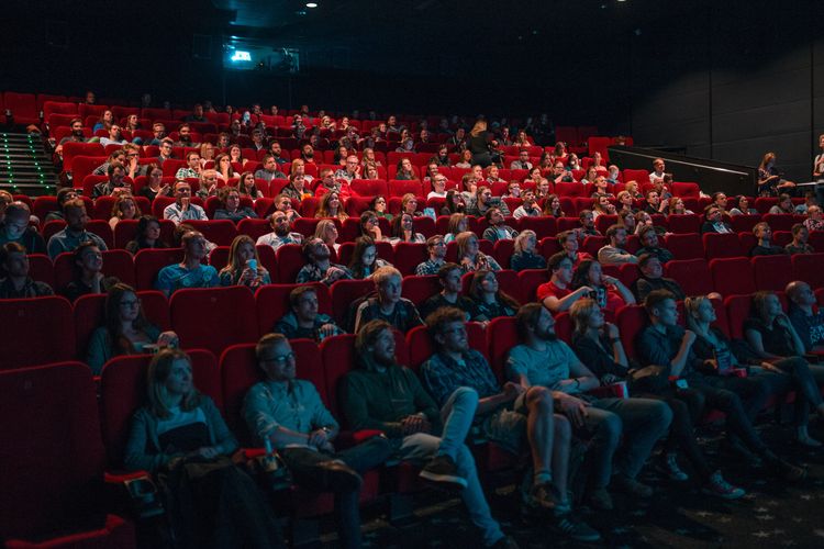 Kehadiran anak-anak di bawah umur di gedung bioskop sering mengganggu kenyamanan menonton film.