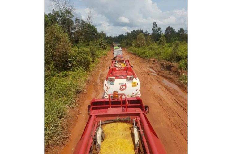 Mobil tangki yang membawa BBM untuk disalurkan ke SPBU 66.788.06 Desa Sungai Melayu, Kec. Sungai Melayu Rayak, Kab. Ketapang, Kalimantan Barat harus melalui jalan yang tidak mulus bahkan jika turun hujan, jalanan menjadi berlumpur.